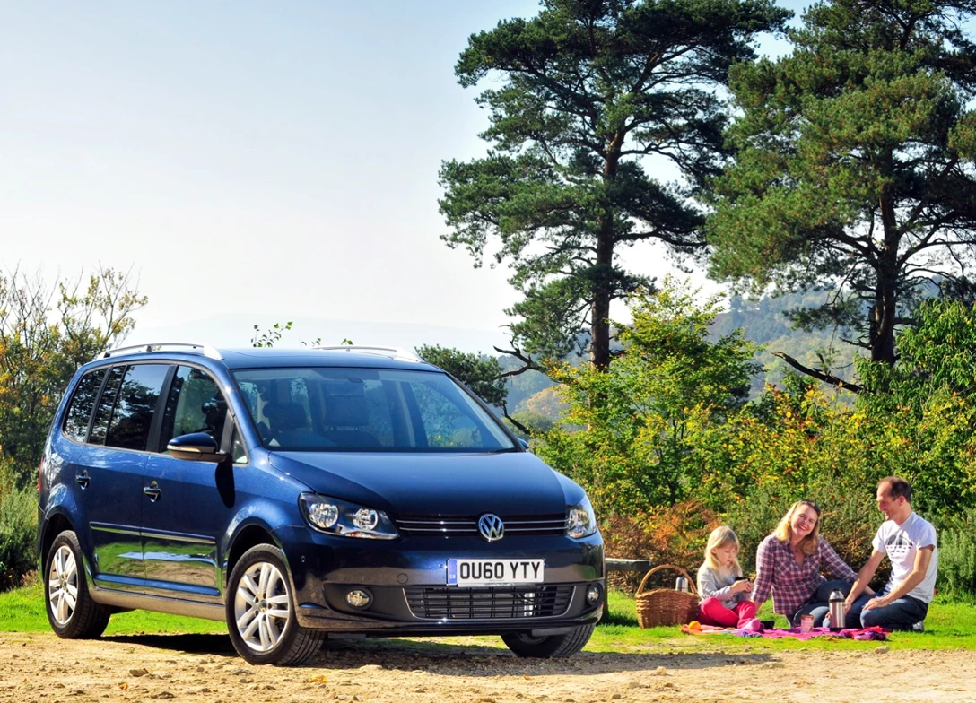1690396-Volkswagen-Touran-2013-01.jpg