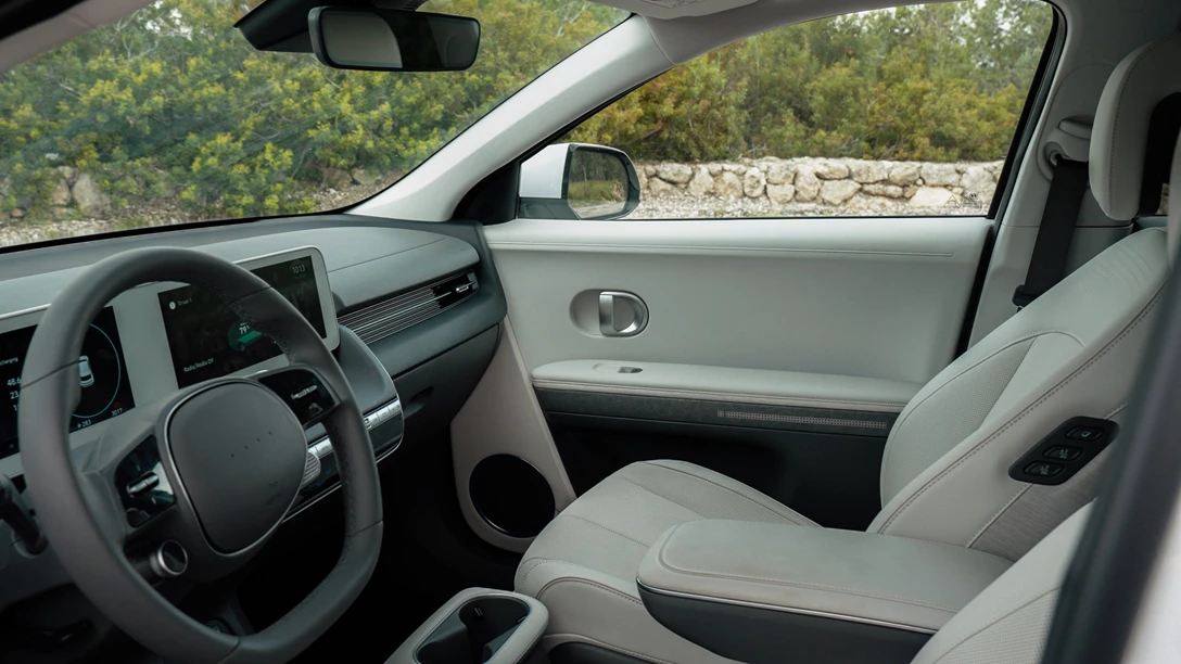 1681739-Hyundai IONIQ 5 vs Skoda Enyaq vs KIA EV6 vs TOYOTA BZ4X - 2023.00_46_51_19.Still142 copy.jpg