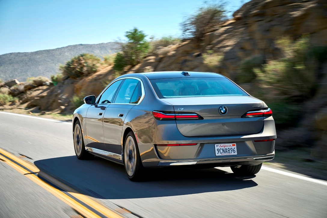 1670738-BMW i7 xDrive Oxid Grey_014.JPG