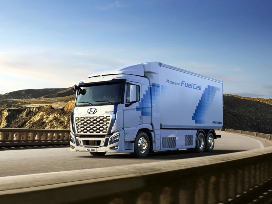 1673173-QZ_Xcient FCEV_Bridge Panning w BG (Large)-001.jpg