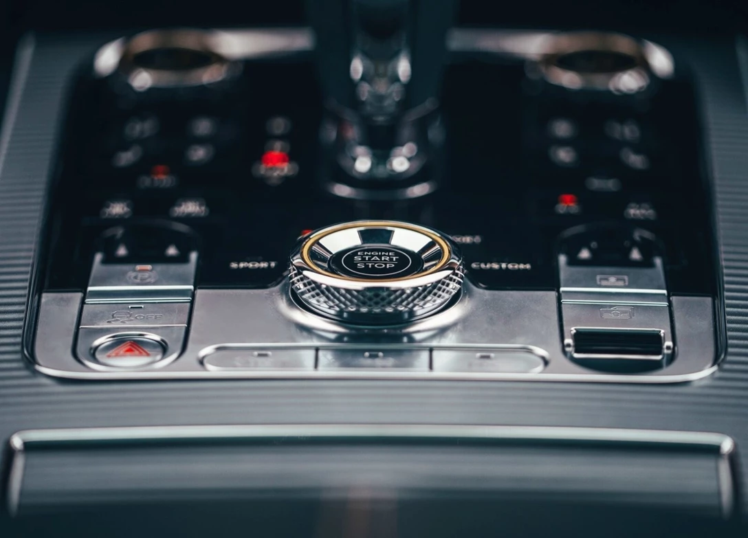 1700862-Bentley-Flying Spur-2024-10.jpg