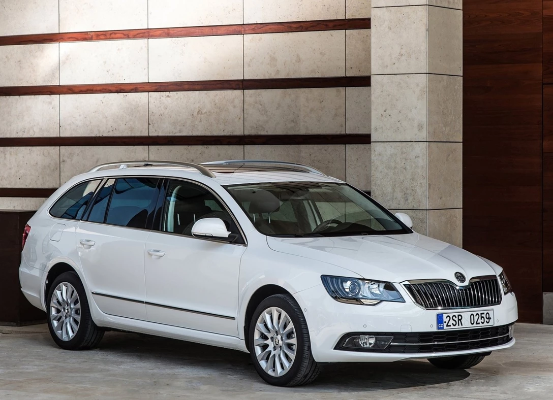 1647624-Skoda-Superb-2013-06.jpg