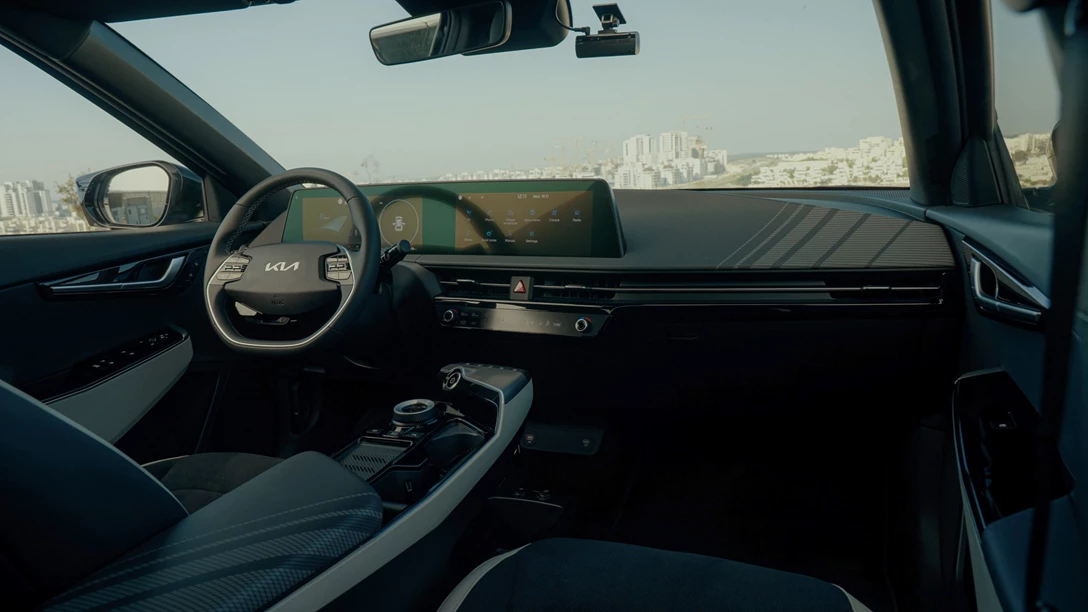 1679110-KIA EV6.00_01_34_14.Still006 copy-min.jpg