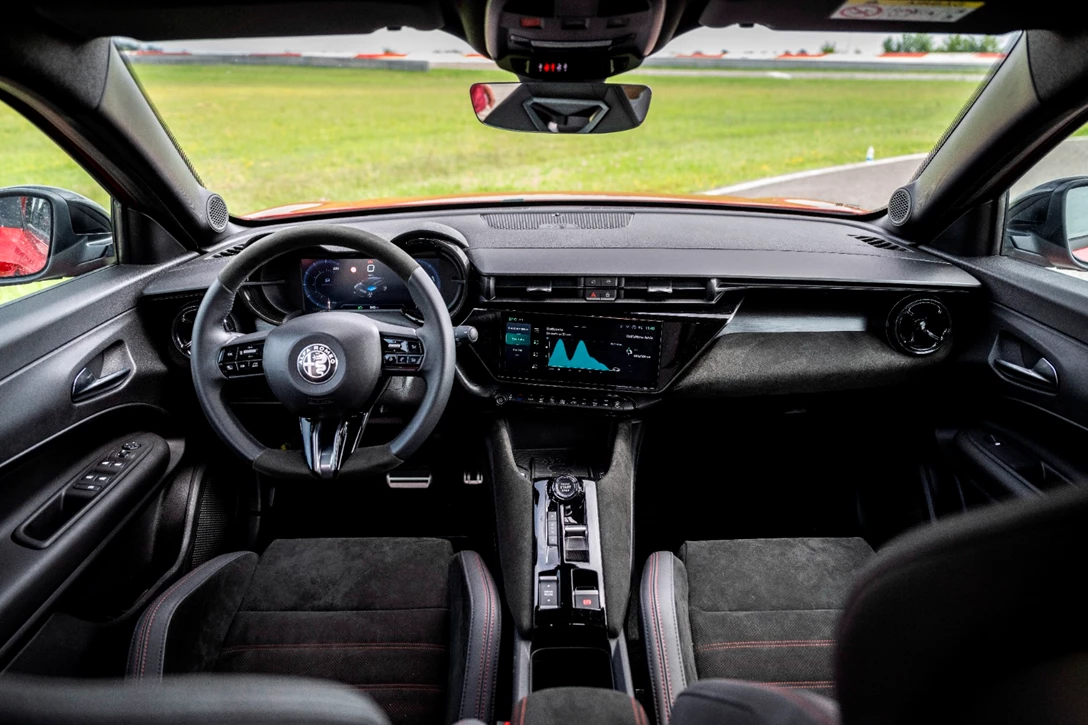 1706132-AlfaRomeoJunior-Interior-Balocco3.jpg
