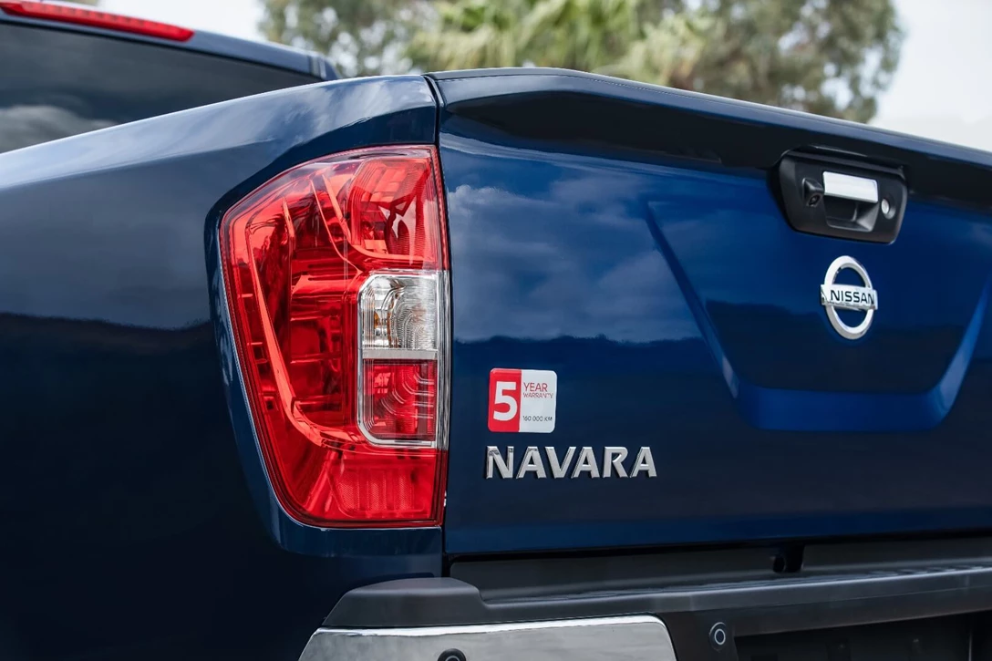 1617404-Nissan Navara Double Cab Blue - Rear lights.jpg