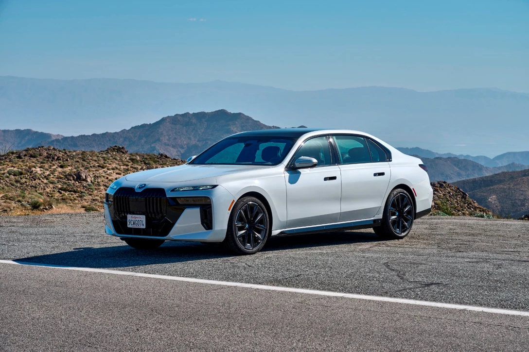 1670818-BMW 760i xDrive Mineral White_090.JPG