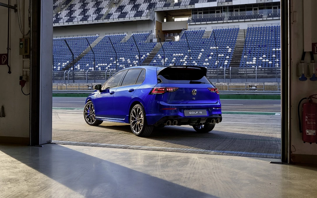 1698283-Medium-37411-ThenewVolkswagenGolfR-LapizBlue2024-min.jpg