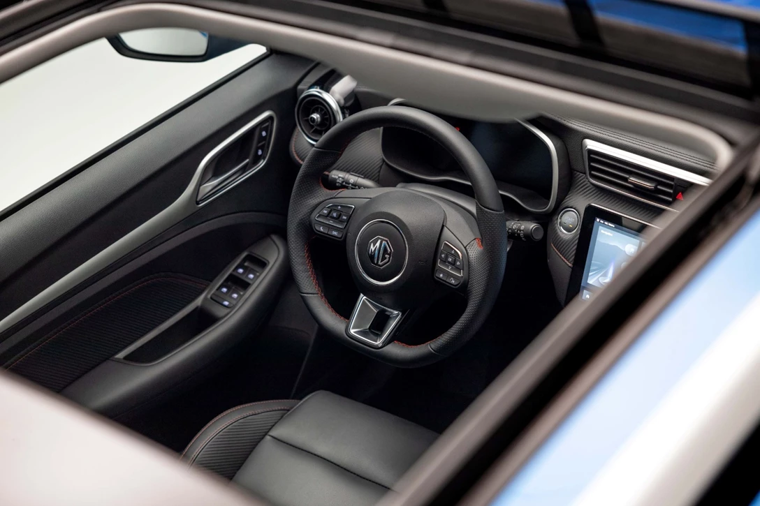 1684900-MG-ZS-EV-sun-roof.jpg