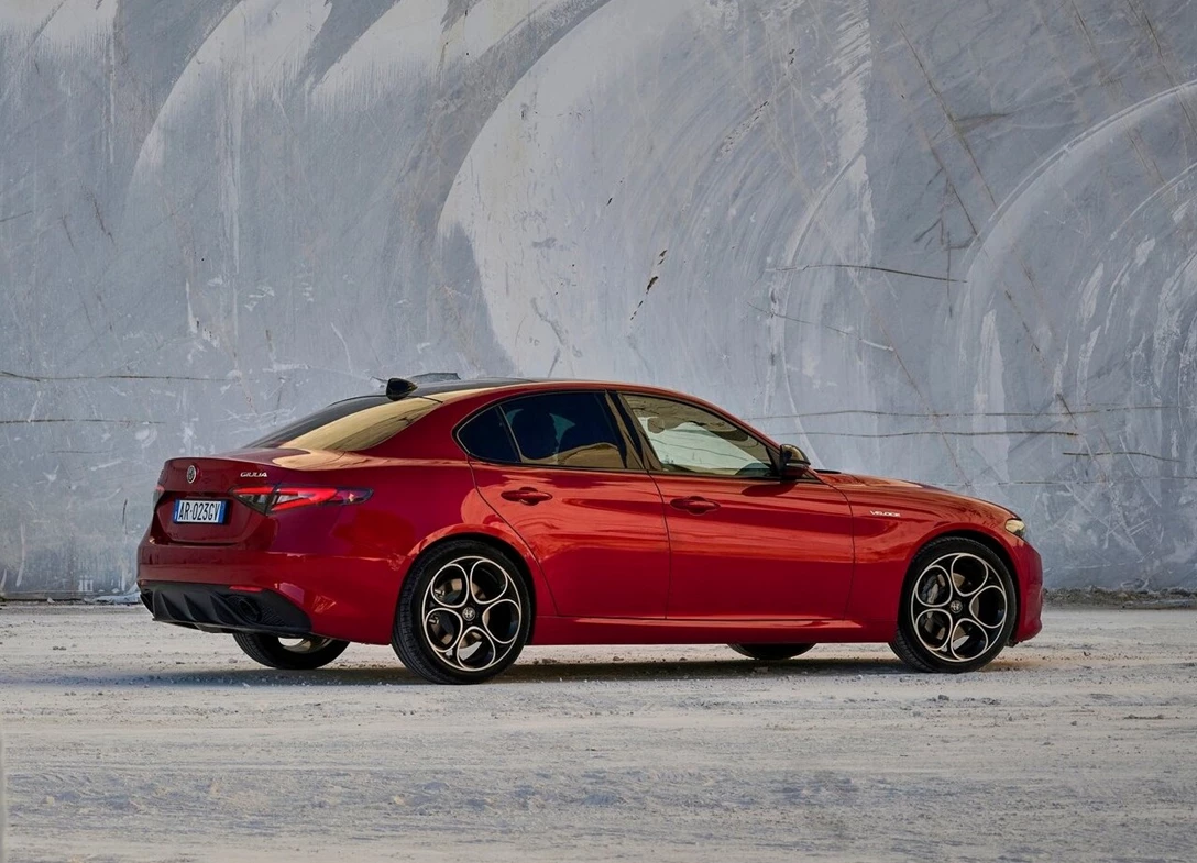 1693171-Alfa_Romeo-Giulia-2024-03.jpg