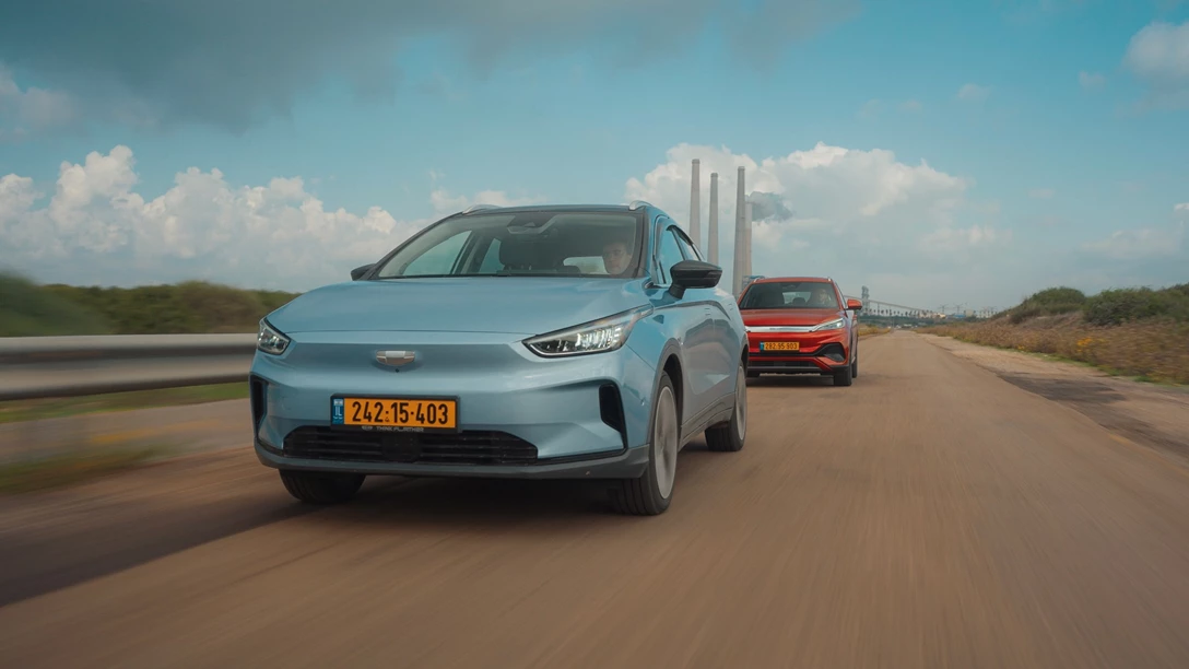 1673485-BYD ATTO 3 vs Geely Geometry C.00_42_32_19.Still042 copy.jpg