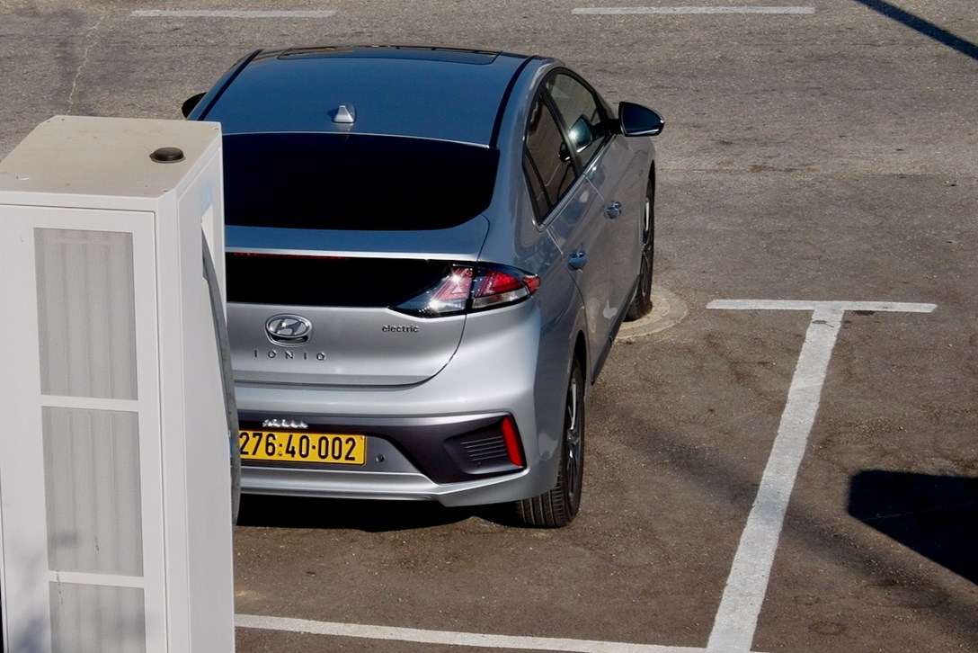 1635697-יונדאי איוניק חשמלית מתיחת פנים מבחן דרכים - 9.jpeg