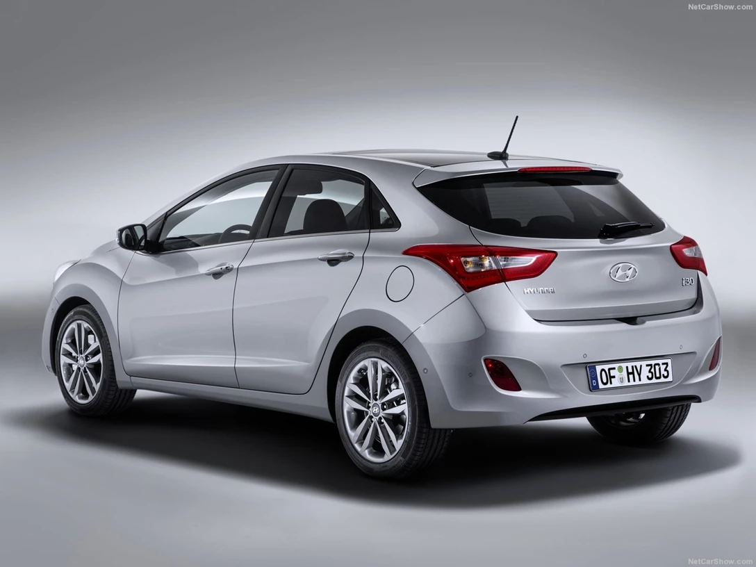 1645600-Hyundai-i30-2015-1280-19.jpg