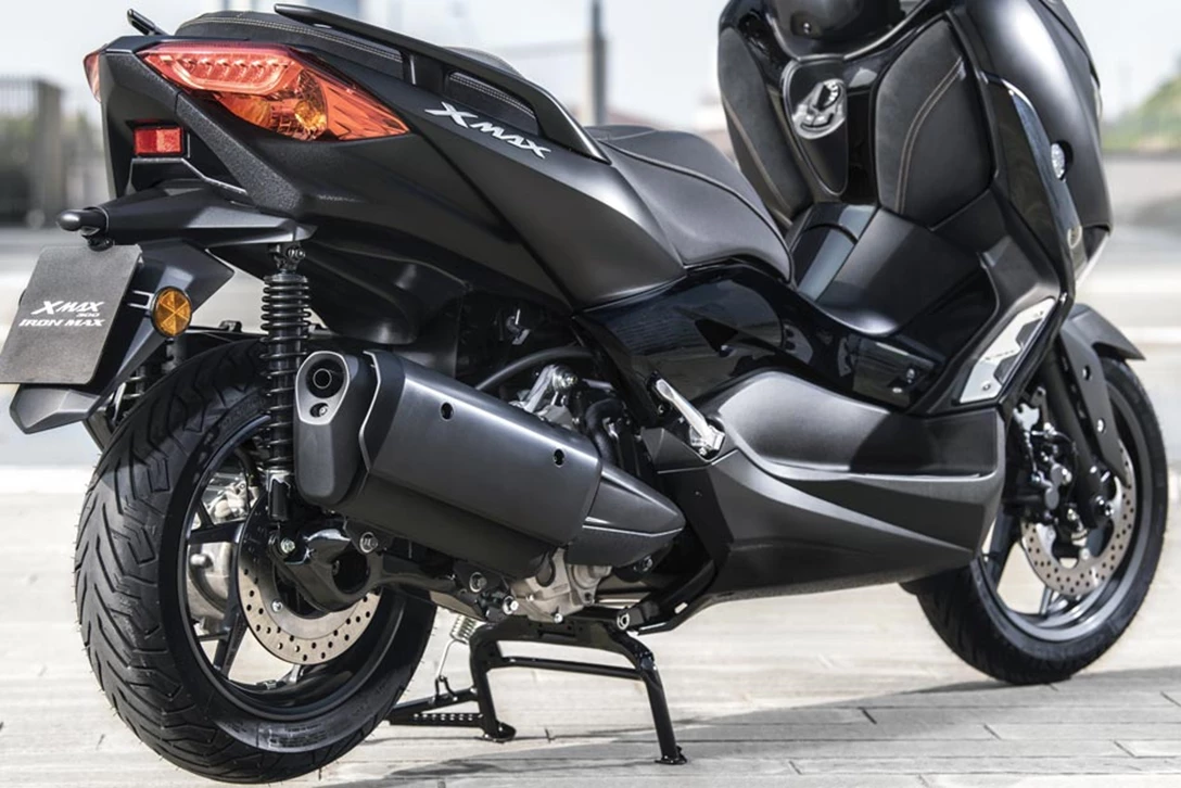 1683173-action_XMAX300IRON_9.jpg