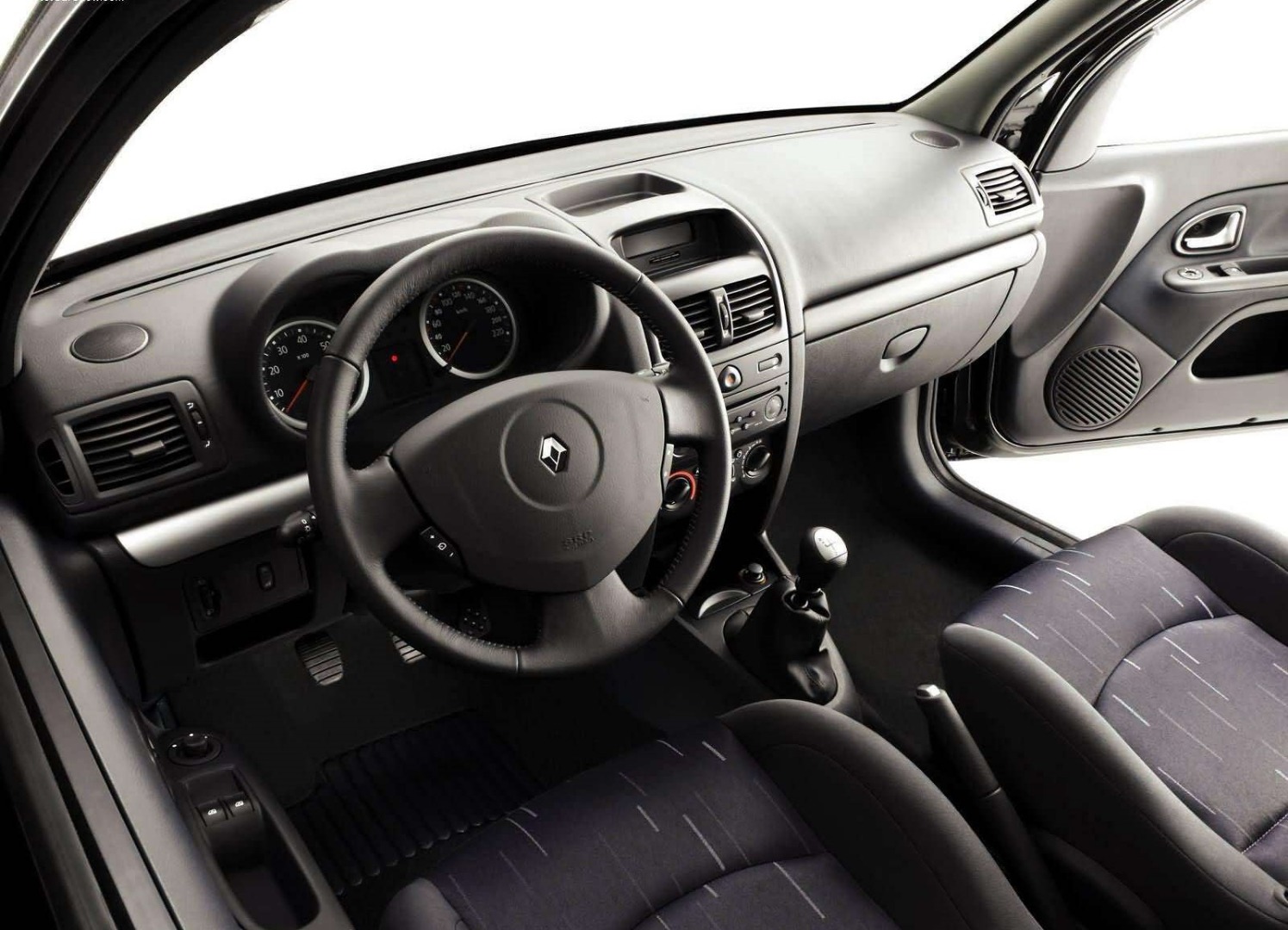 1600955-Renault-Clio.jpg