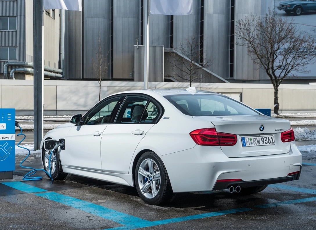 1643220-BMW-3-Series-2018-07.jpg
