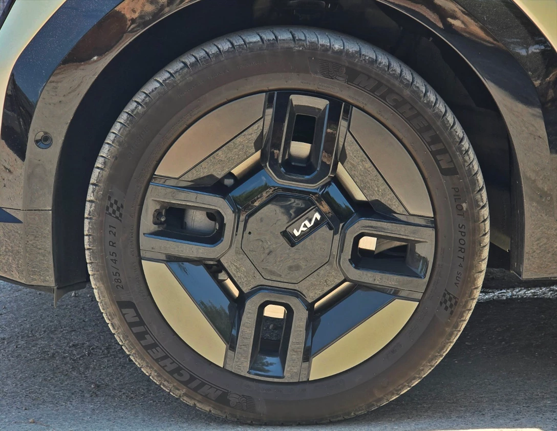 1712113-kia ev (15).jpg