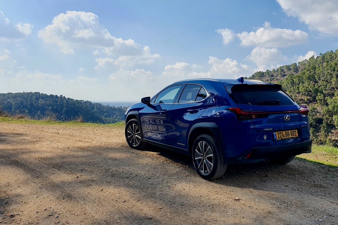 1637107-לקסוס UX 300e - 11.jpeg