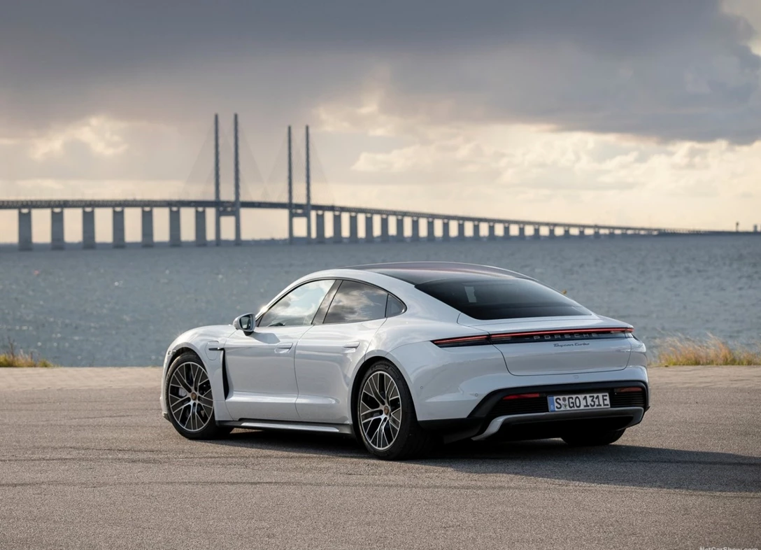1665100-Porsche-Taycan_Turbo-2022-03.jpg