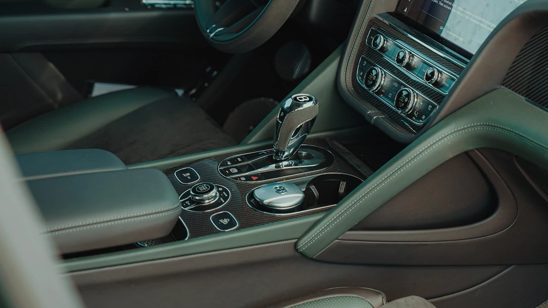 1661430-Bentley Bentayga S 2022.00_28_15_15.Still038 copy.jpg