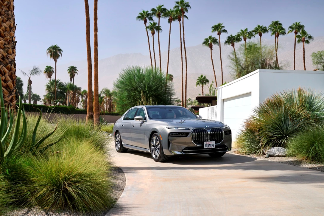 1670750-BMW i7 xDrive Oxid Grey_034.JPG