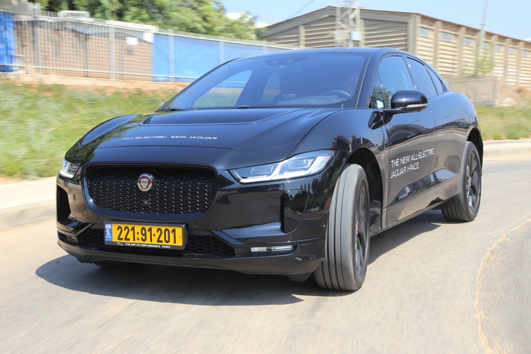 1623161-יגואר נסיעה3.jpg