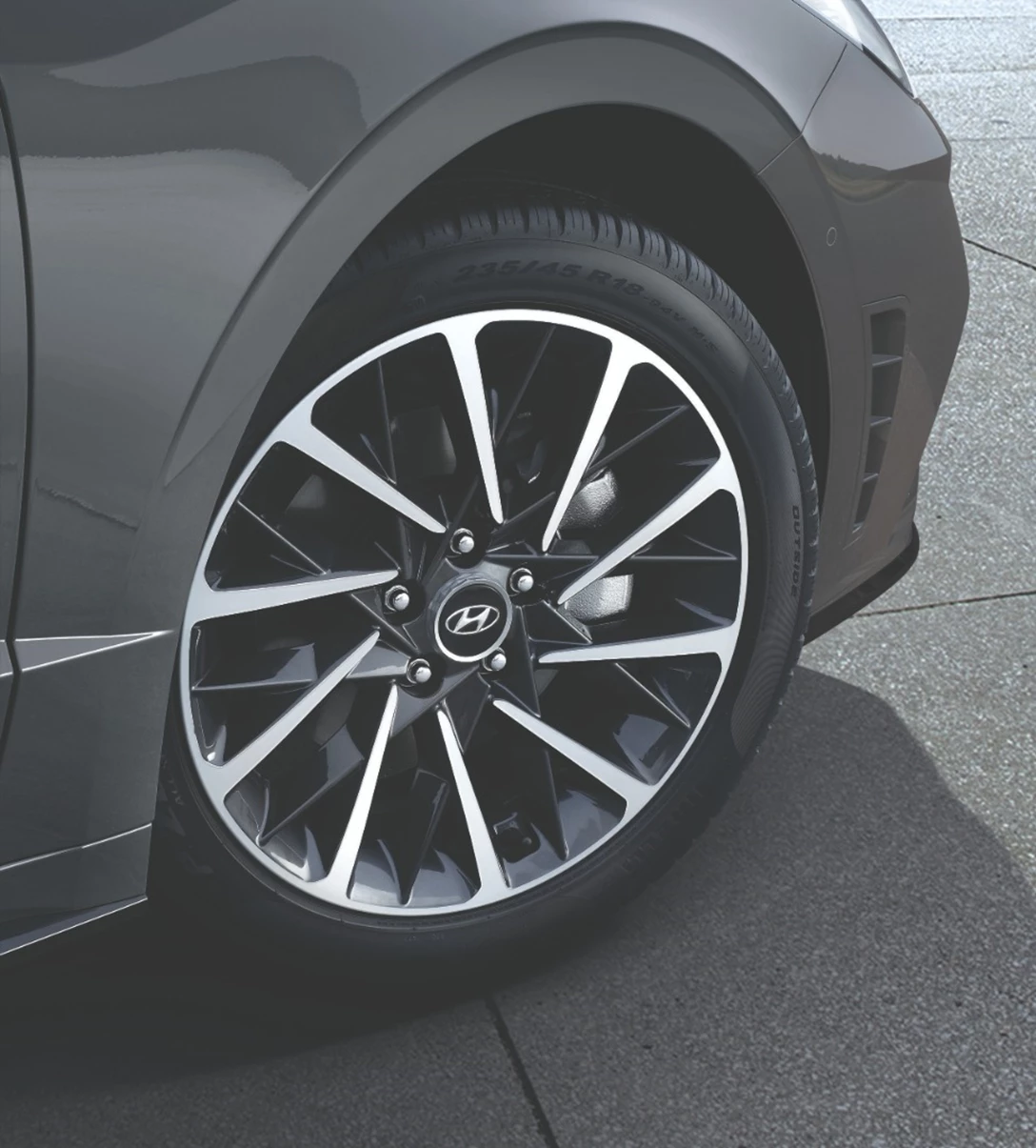 1651811-DN8_EXTERIOR_18INCH_ALLOY_WHEEL_PIRELLI_TIRE.jpg