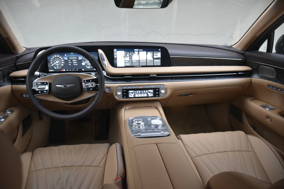 ג'נסיס G90 סביבת נהג