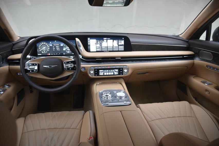 ג'נסיס G90 סביבת נהג