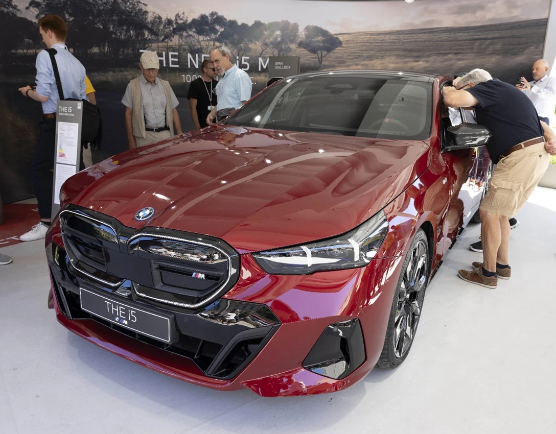 1688086-BMW 5-min.jpg