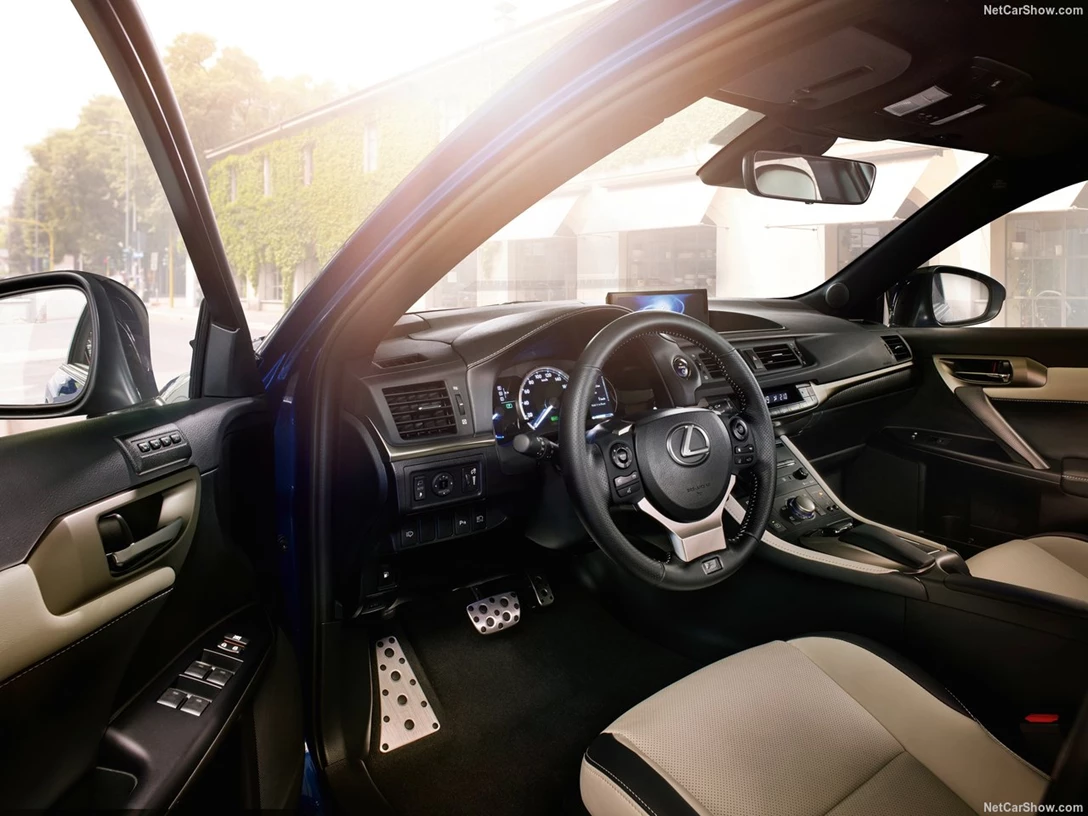 1591427-Lexus-CT_200h 9.jpg