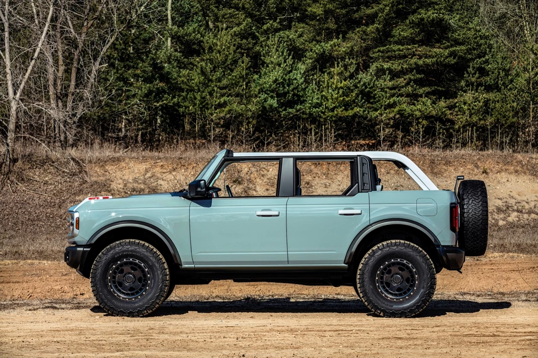1633944-Bronco_4dr_features_02.jpg