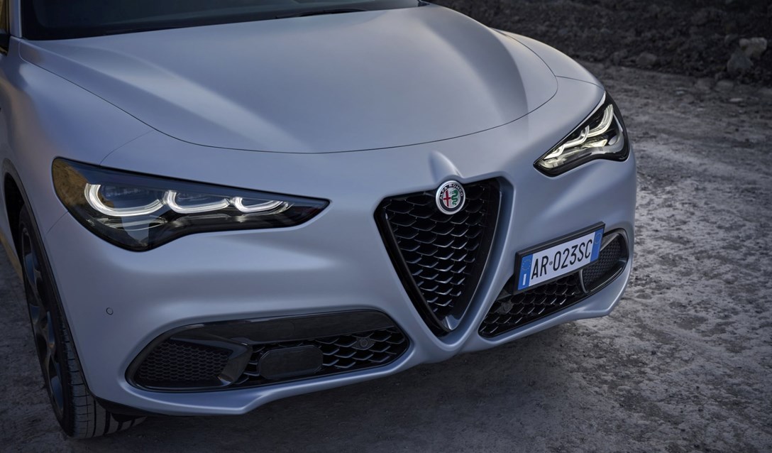 1693189-NewStelvio_Dynamics (2)-min.jpeg