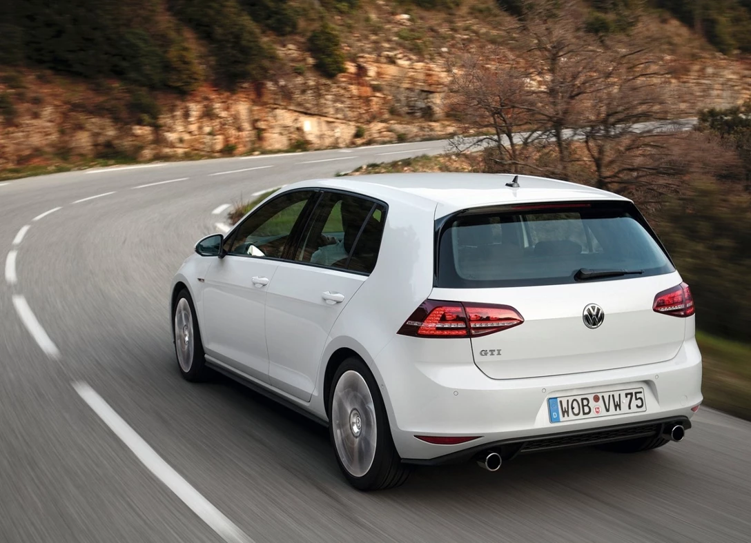 1670442-Volkswagen-Golf_GTI-2013-02.jpg