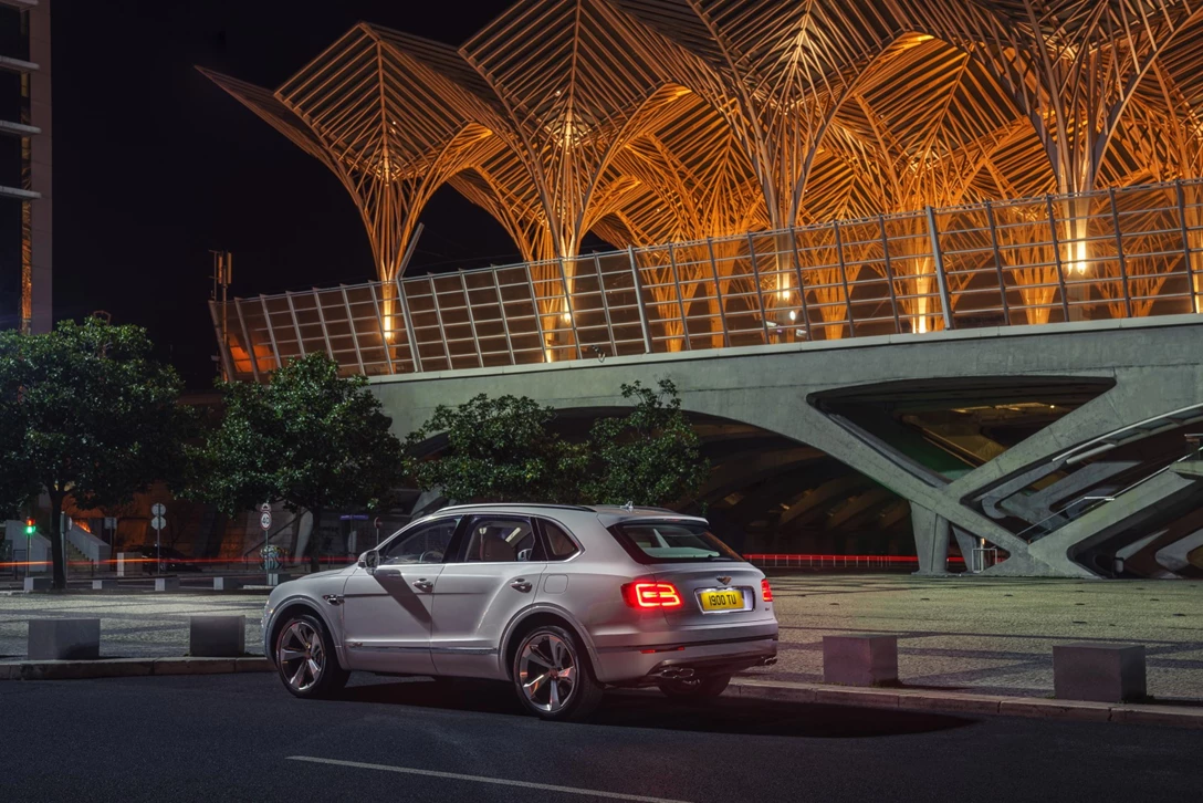 1592581-Bentley Bentayga Hybrid - 14.jpg