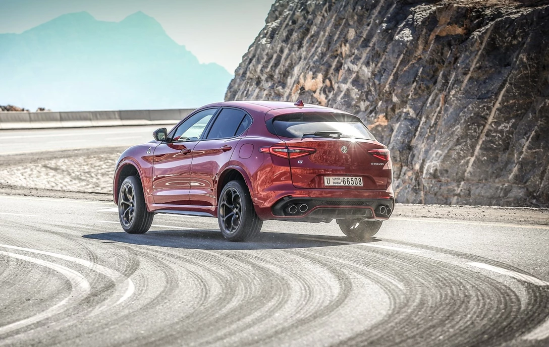 1592918-07-אלפא רומיאו סטלביו תלתן ירוק (2).jpg