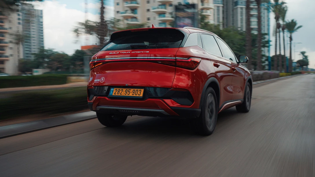 1673464-BYD ATTO 3 vs Geely Geometry C.00_10_43_06.Still013 copy.jpg