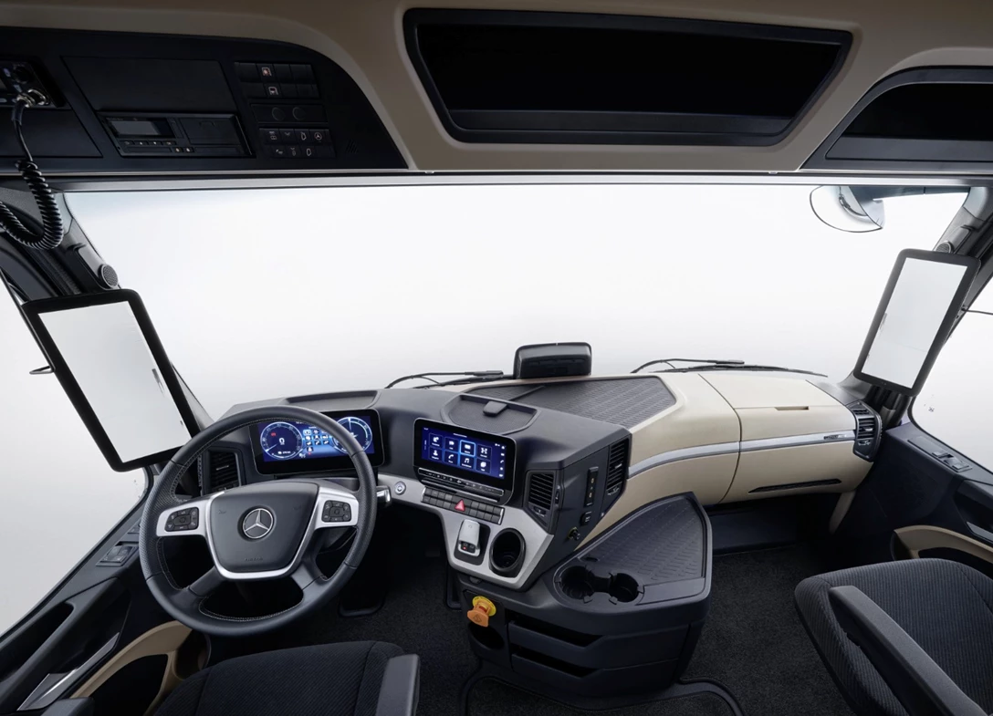 1689754-MECEDES 2-min.jpg