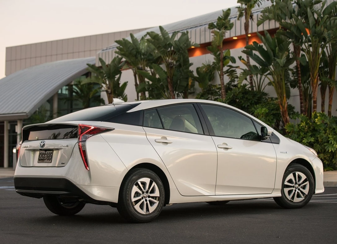 1643717-Toyota-Prius-2016-03.jpg