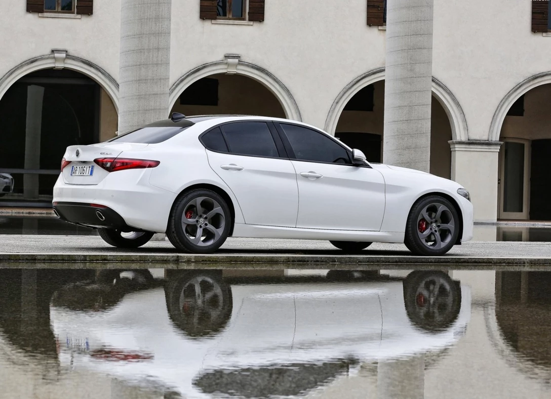 1658326-Alfa_Romeo-Giulia-2019-03.jpg