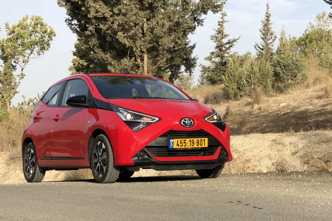 1606424-טויוטה אייגו מתיחת פנים גג נפתח (1).jpg