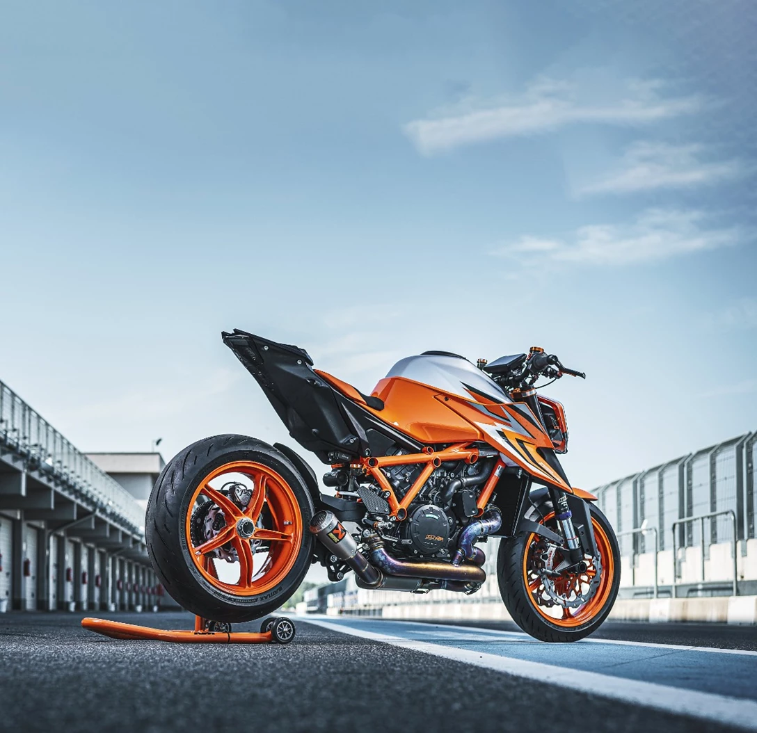 1663415-411587_MY22 KTM 1290 SUPER DUKE R - Cat B_MY22-min.jpg