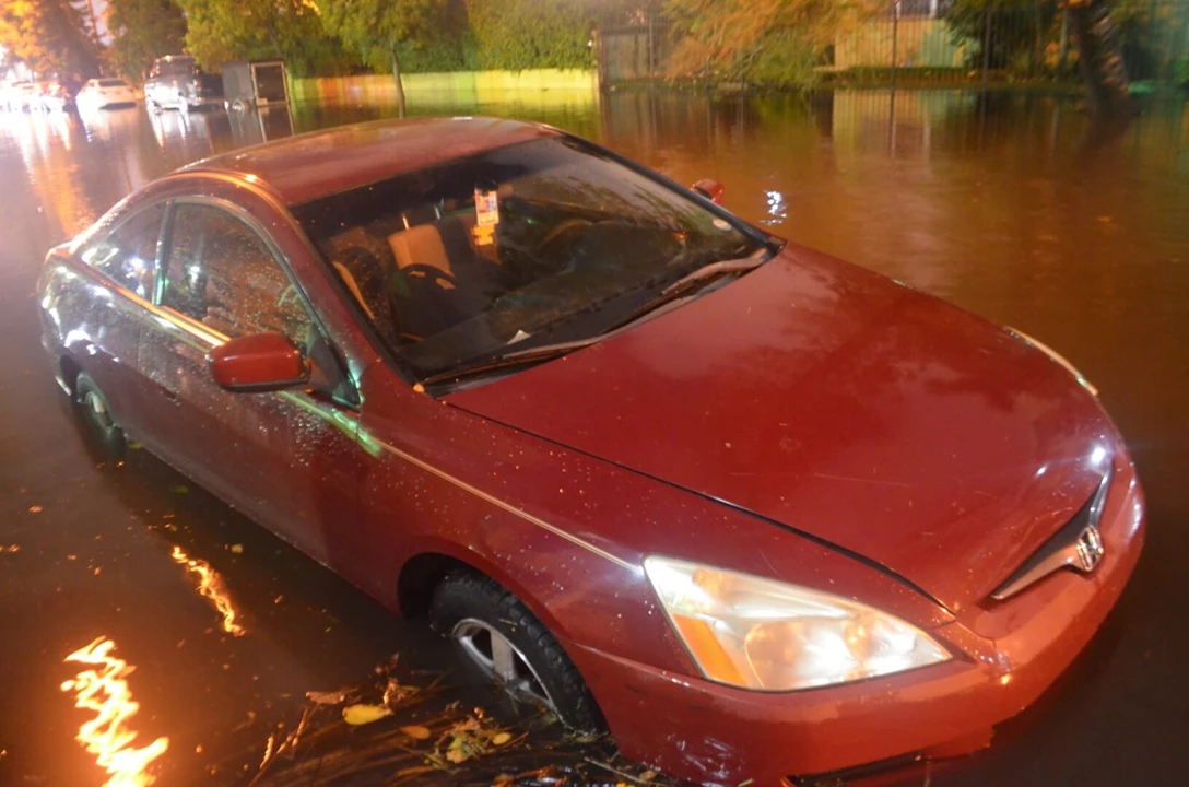 1627883-Miami_tidal_flooding_with_rain_at_high_tide_during_king_tides_38_Edgewater_flooded_car.jpg