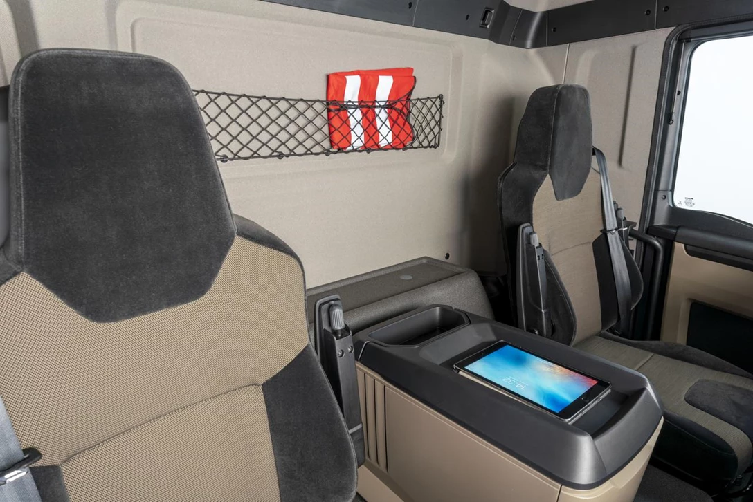 1638841-P_Truck_IOT_New_TGS_Cooling_and storage_box_1.jpg