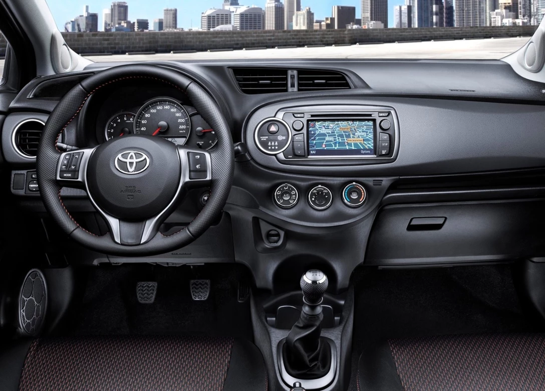 1637070-Toyota-Yaris-2016-05.jpg