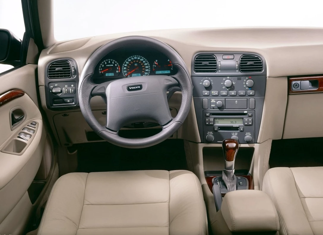 1603876-Volvo-V40-1998-2004-3.jpg