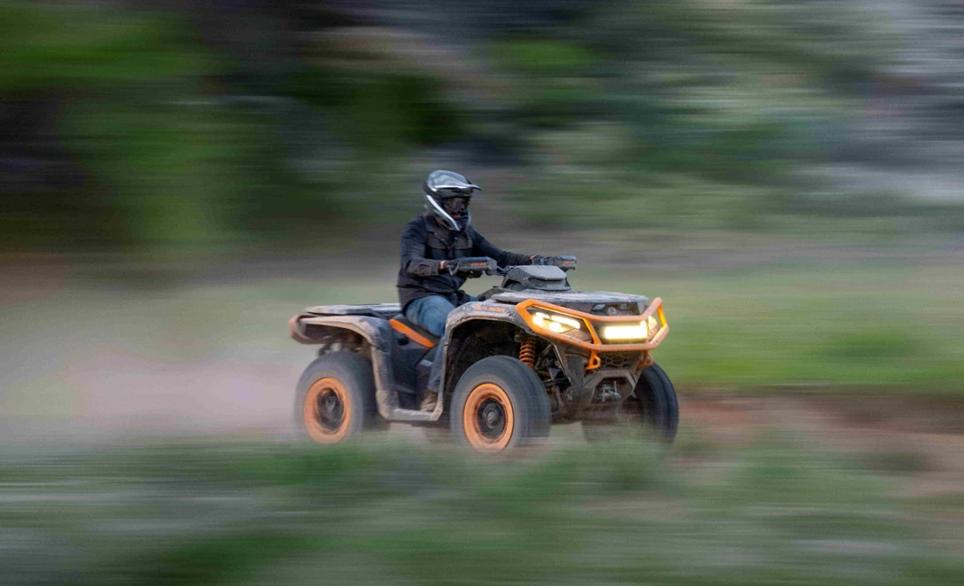 1708257-ORV-MY25-OUT-XT-P-1000R-MineralGreyOrangCrush-Action-DSC01609-RGB מוקטן.jpg