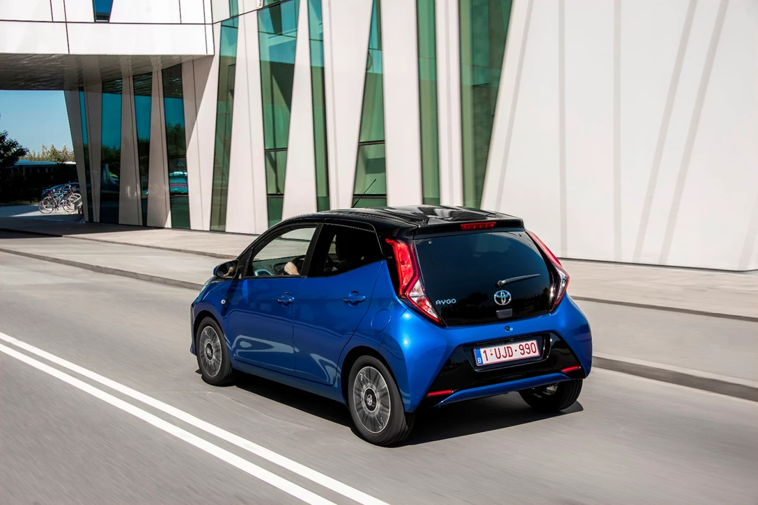 1597153-AYGO_Blue_021.JPG