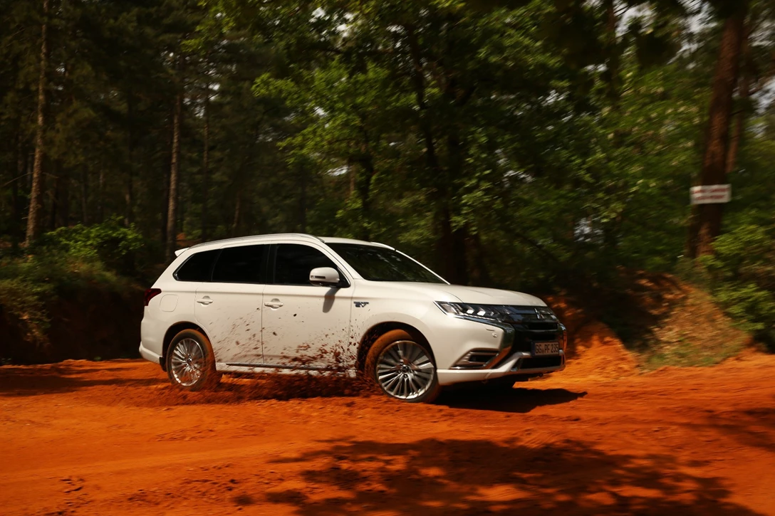 1597668-מיצובישי אאוטלנדר PHEV - השקה (7).jpg