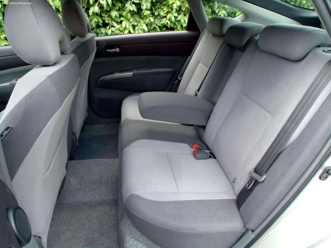 1592157-Toyota-Prius 7.jpg