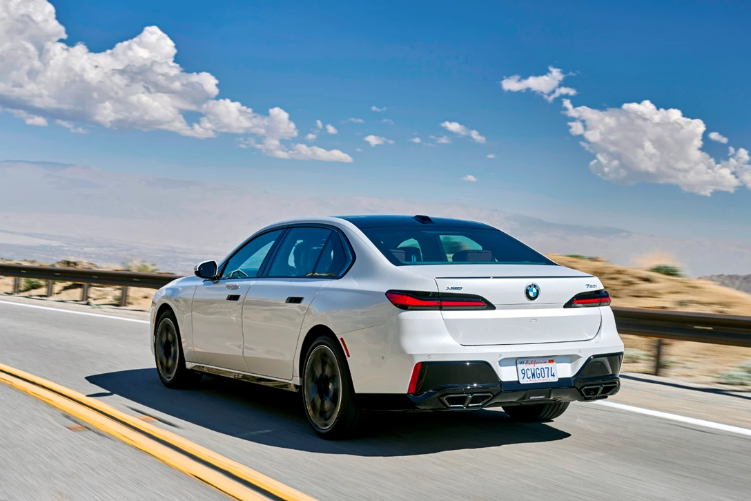 1670808-BMW 760i xDrive Mineral White_016.JPG